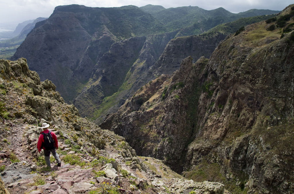 Wanderer im steilen Barranco de Masca auf Teneriffa.