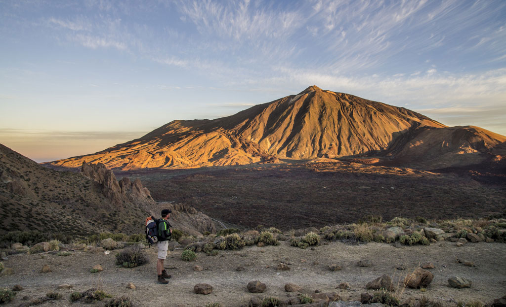 Person vor dem Teide-Berg bei Sonnenuntergang, Teneriffa.