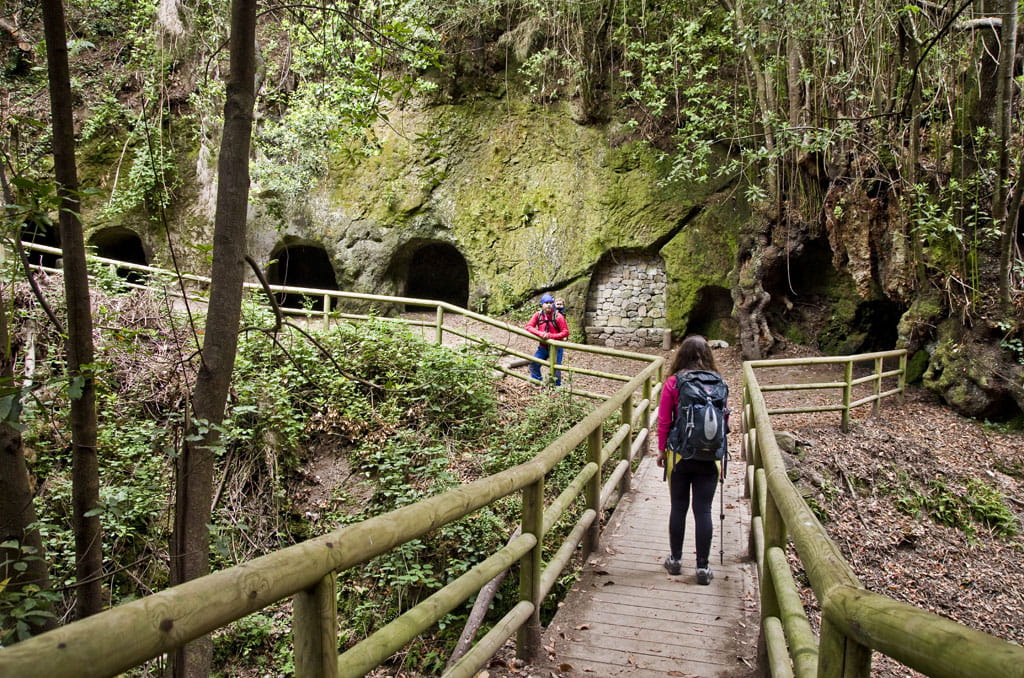 Wandern Sie mit Menschen und Höhlen in Anaga, Teneriffa.