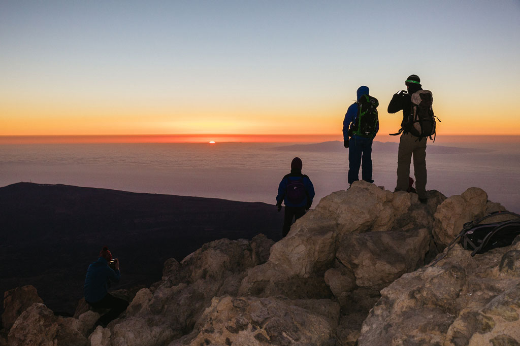 Bergsteiger, die den Sonnenaufgang vom Gipfel des Montes Teide auf Teneriffa beobachten.
