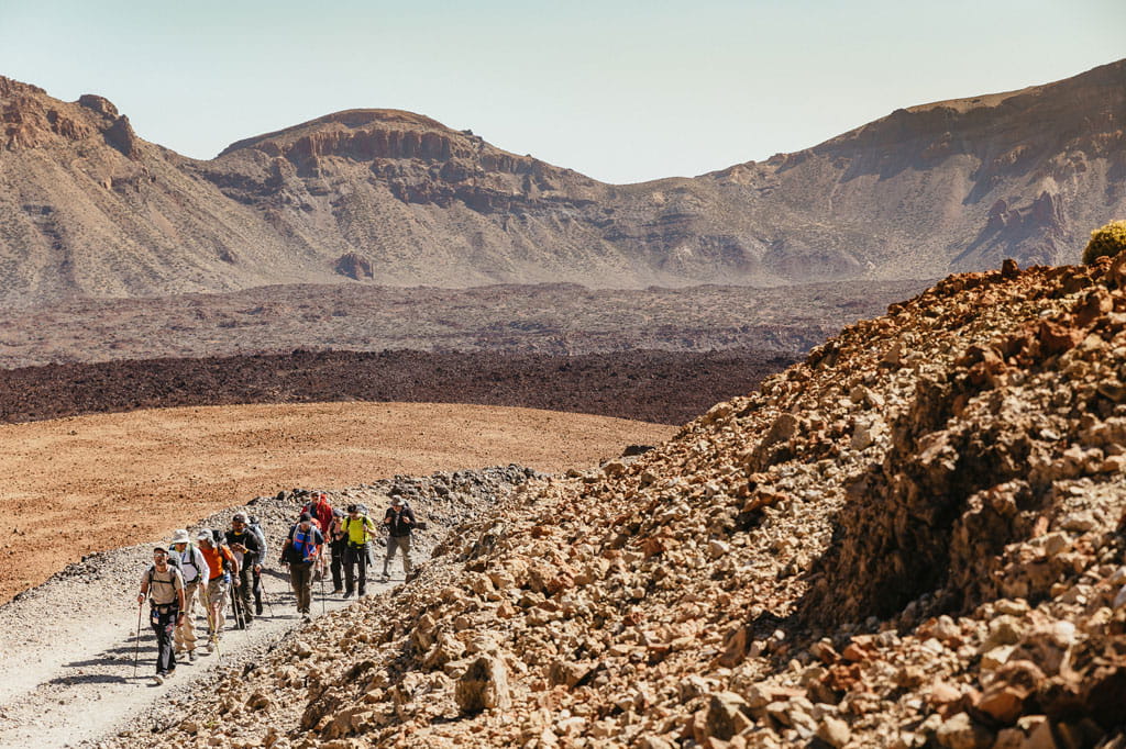 Gruppe von Wanderern auf einem felsigen Weg im Nationalpark Teide, Teneriffa.