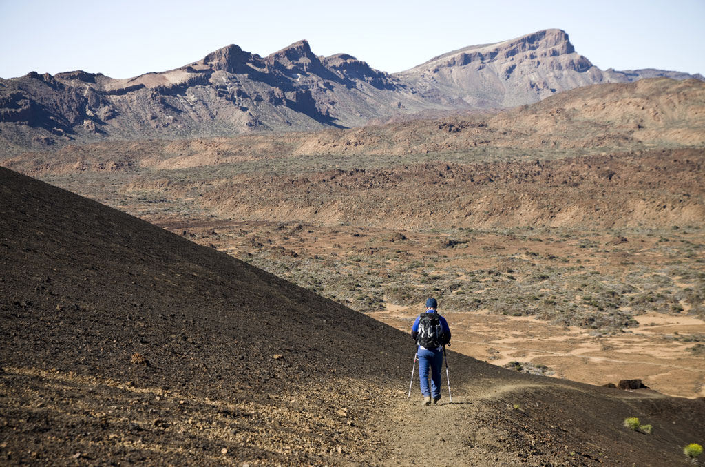 Person, die in der vulkanischen Landschaft des Berges Teide auf Teneriffa wandert.