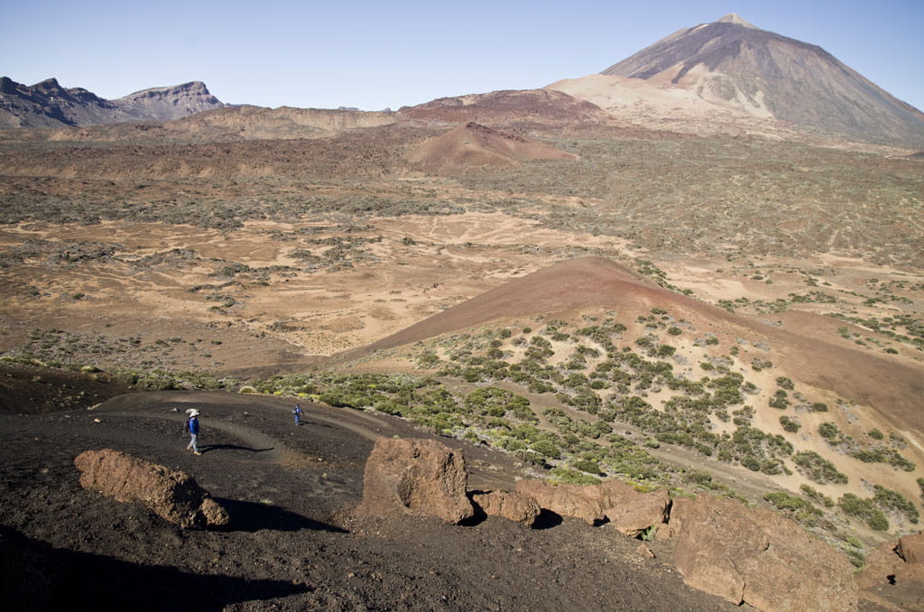 Teide-Vulkanlandschaft auf Teneriffa mit zwei Personen, die zu Fuß gehen.