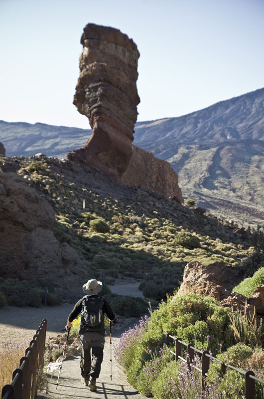Person, die in Richtung Roque Cinchado auf dem Teideberg, Teneriffa, geht.