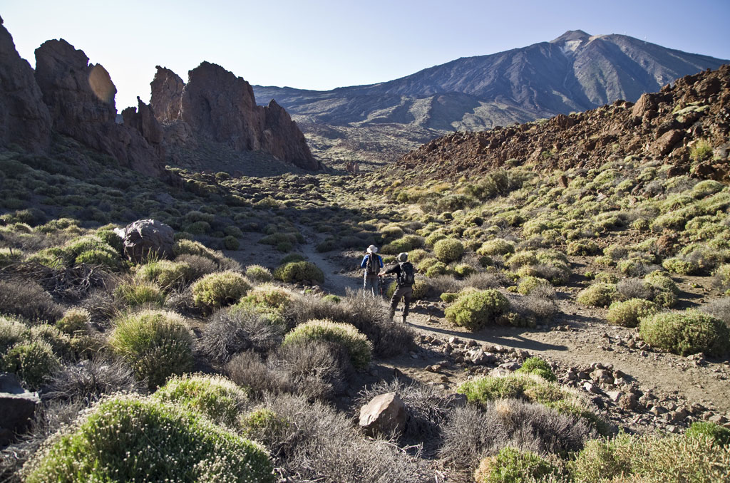 Zwei Personen gehen auf einem Pfad im Teide-Nationalpark auf Teneriffa.