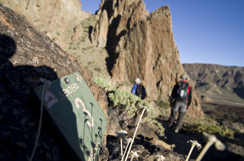 Trail 3 auf Teneriffa mit zwei Wanderern, die in der Nähe von Felsformationen spazieren.