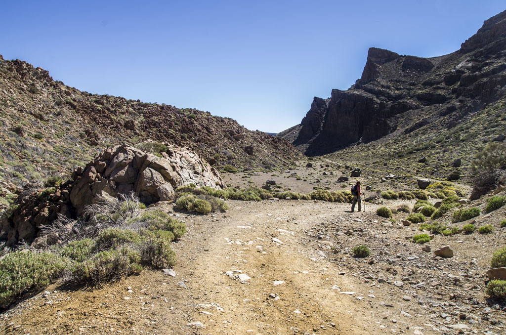 Bergweg im Nationalpark Teide, Teneriffa, mit Wandererwandern.