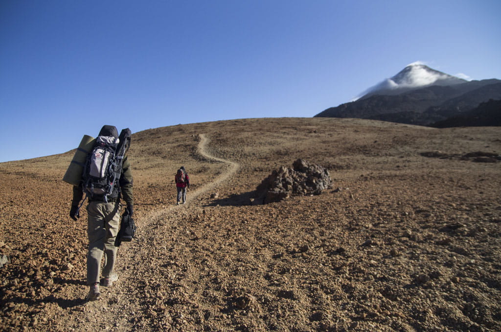 Weg zum Gipfel der Teide mit Menschen, die auf Teneriffa zu Fuß gehen.