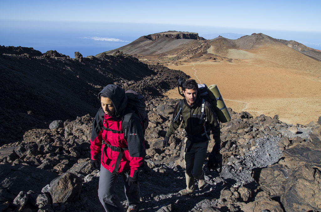 Menschen, die in der felsigen Landschaft des Monte Teide, Teneriffa, wandern.