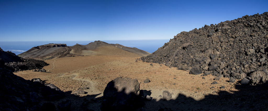 Vulkanische Landschaft des Nationalparks Teide auf Teneriffa bei blauem Himmel.