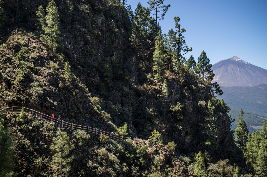 Bergiger Weg mit Blick auf den Teide auf Teneriffa und Fußgänger.