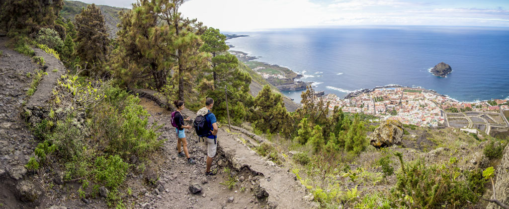 Wanderweg mit Meerblick und einem Dorf auf Teneriffa, vom Berg aus zu sehen.