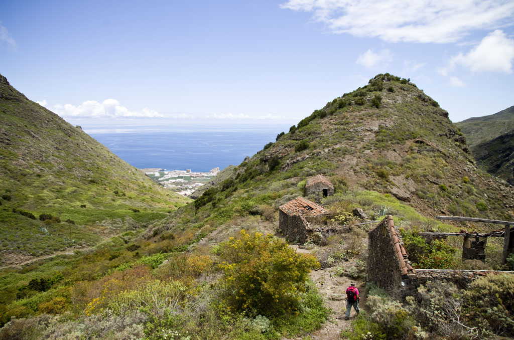 Bergiges Tal mit Ruinen und Meerblick auf Teneriffa.