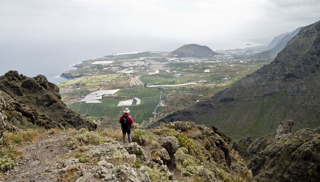 Der Wanderer genießt einen Panoramablick von der Klippe auf Teneriffa.