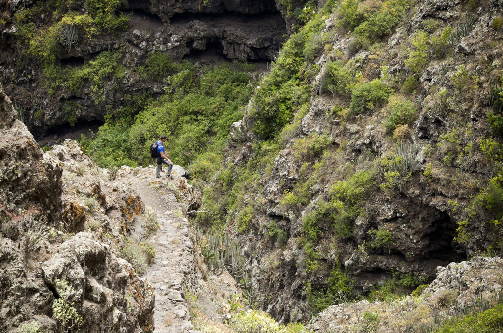 Wanderweg in der Masca-Schlucht, Teneriffa, mit Wanderern.