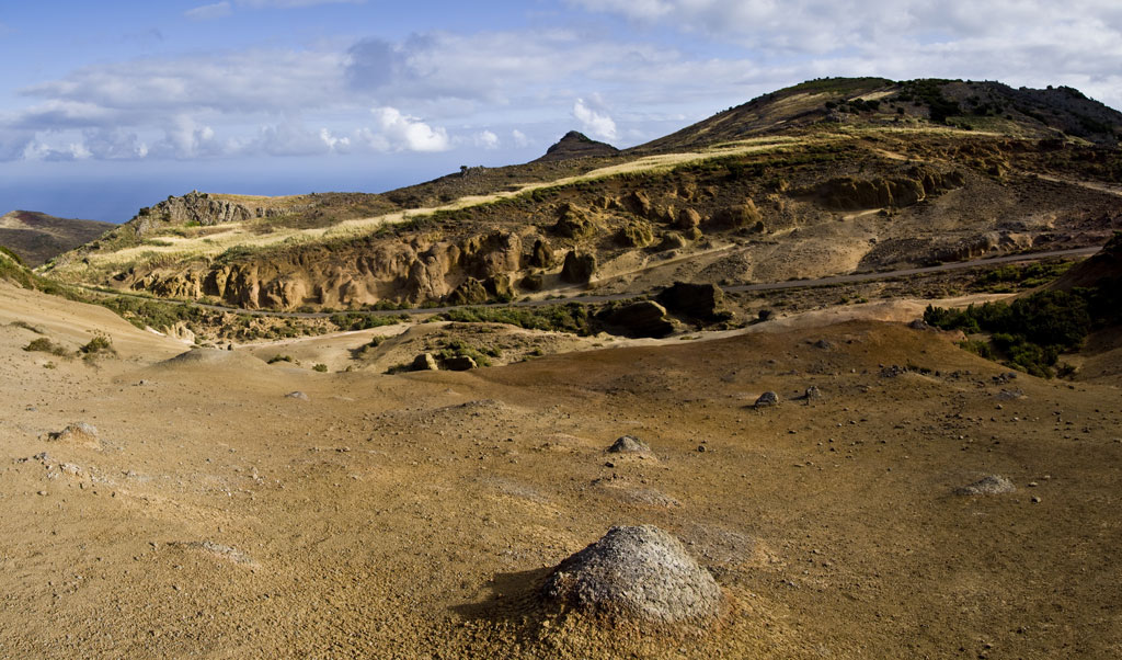 Trockene und bergige Landschaft auf Teneriffa unter bewölktem Himmel.