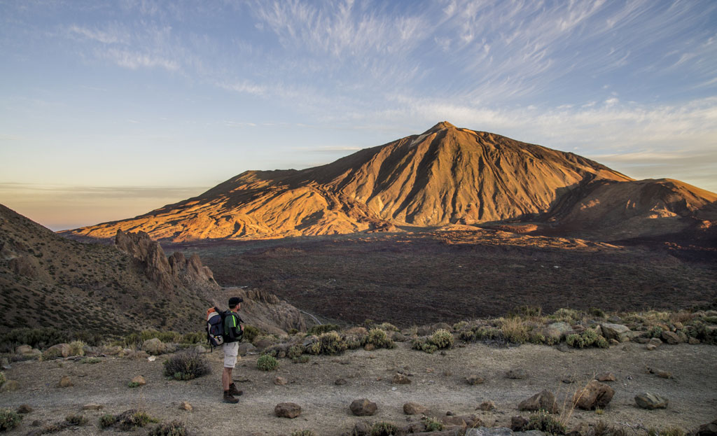 Person, die auf einem Wanderweg im Teide-Nationalpark auf Teneriffa spazieren geht.