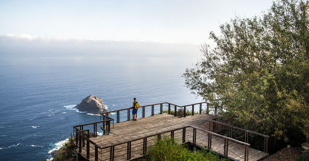 Person auf der Aussichtsplattform vor dem Meer auf Teneriffa.
