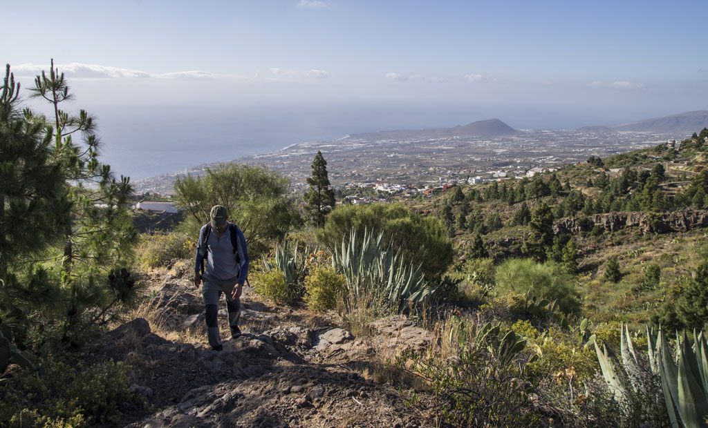Wanderer in der bergigen Landschaft von Teneriffa mit Blick aufs Meer.