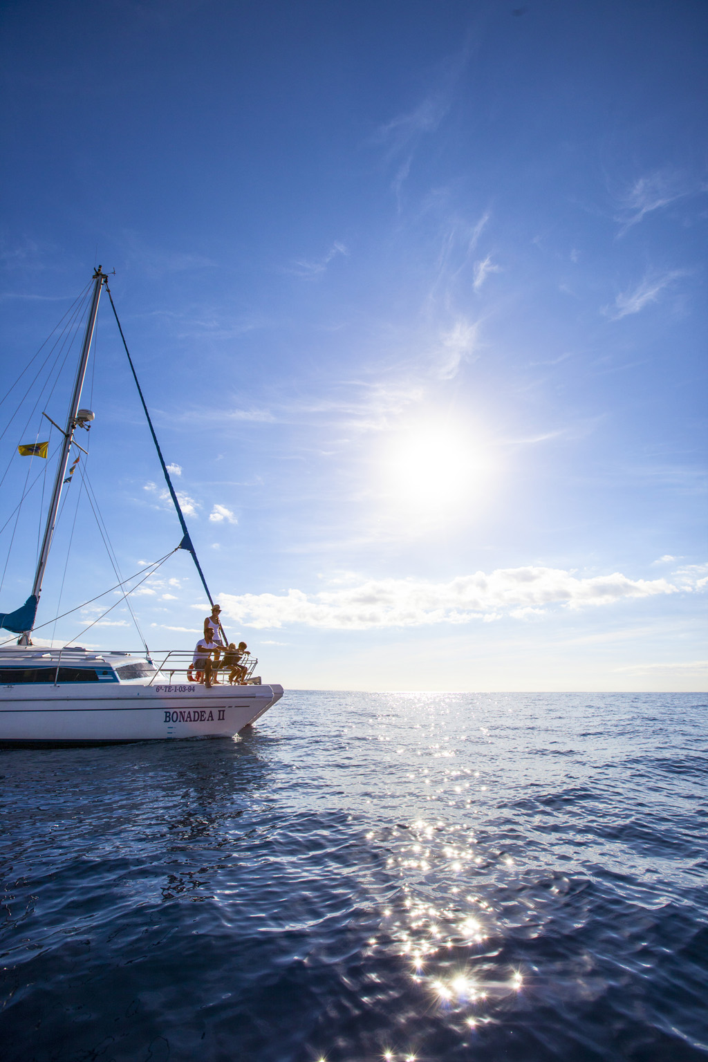 Bonadea II Boot auf See unter der hellen Sonne bei Teneriffa.