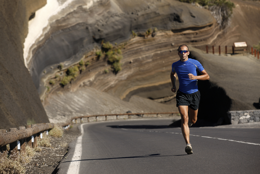 Läufer mit blauem T-Shirt auf der Bergstraße auf Teneriffa.