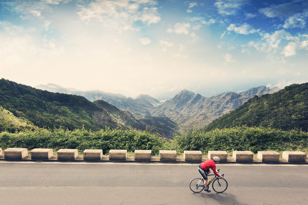 Radfahrer, der auf einer bergigen Straße in Anaga, Teneriffa, unterwegs ist.