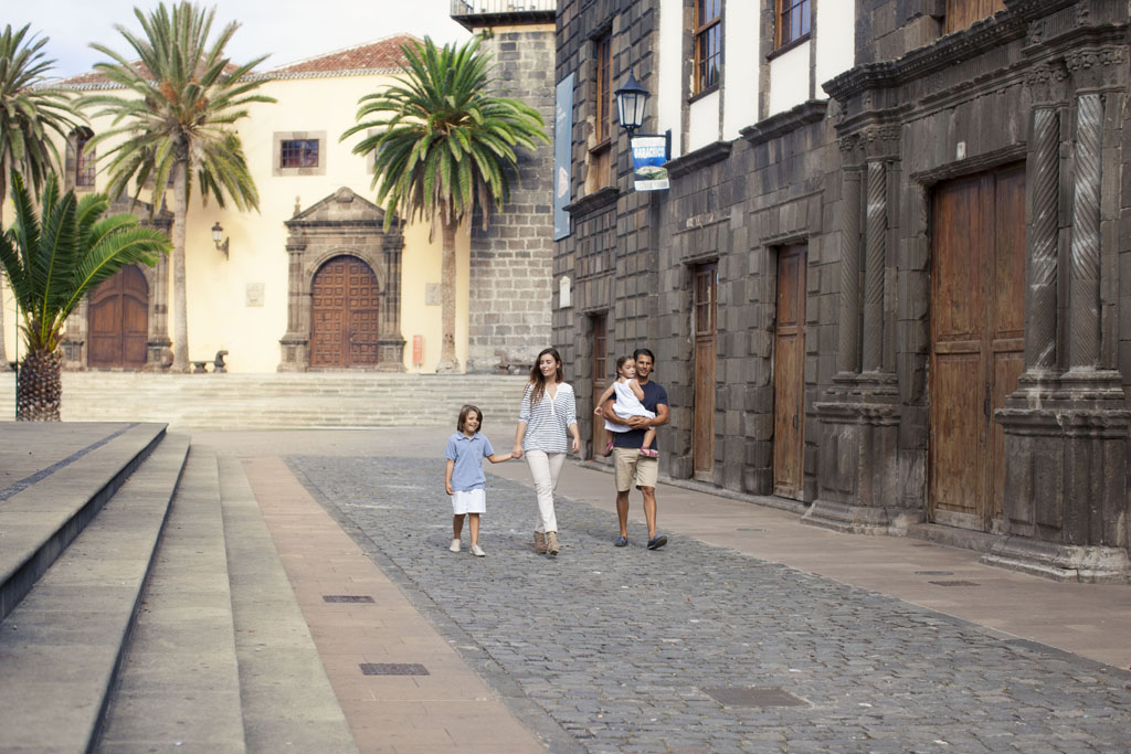 Familie läuft die Straße entlang mit historischen Gebäuden in La Laguna, Teneriffa.
