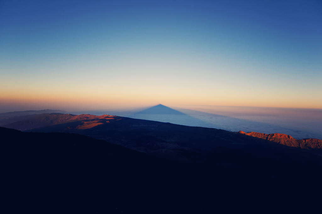Schatten des Berges Teide, geworfen über das Meer bei Sonnenuntergang auf Teneriffa.