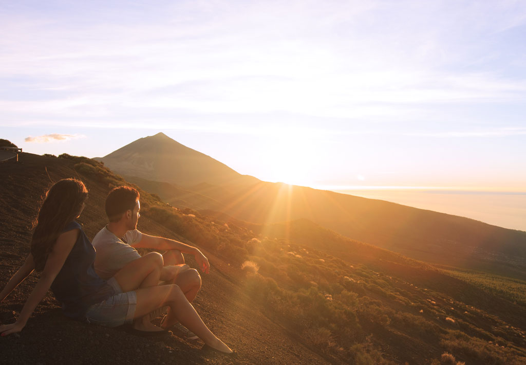 Ein Paar beobachtet den Sonnenuntergang auf dem Teideberg, Teneriffa.