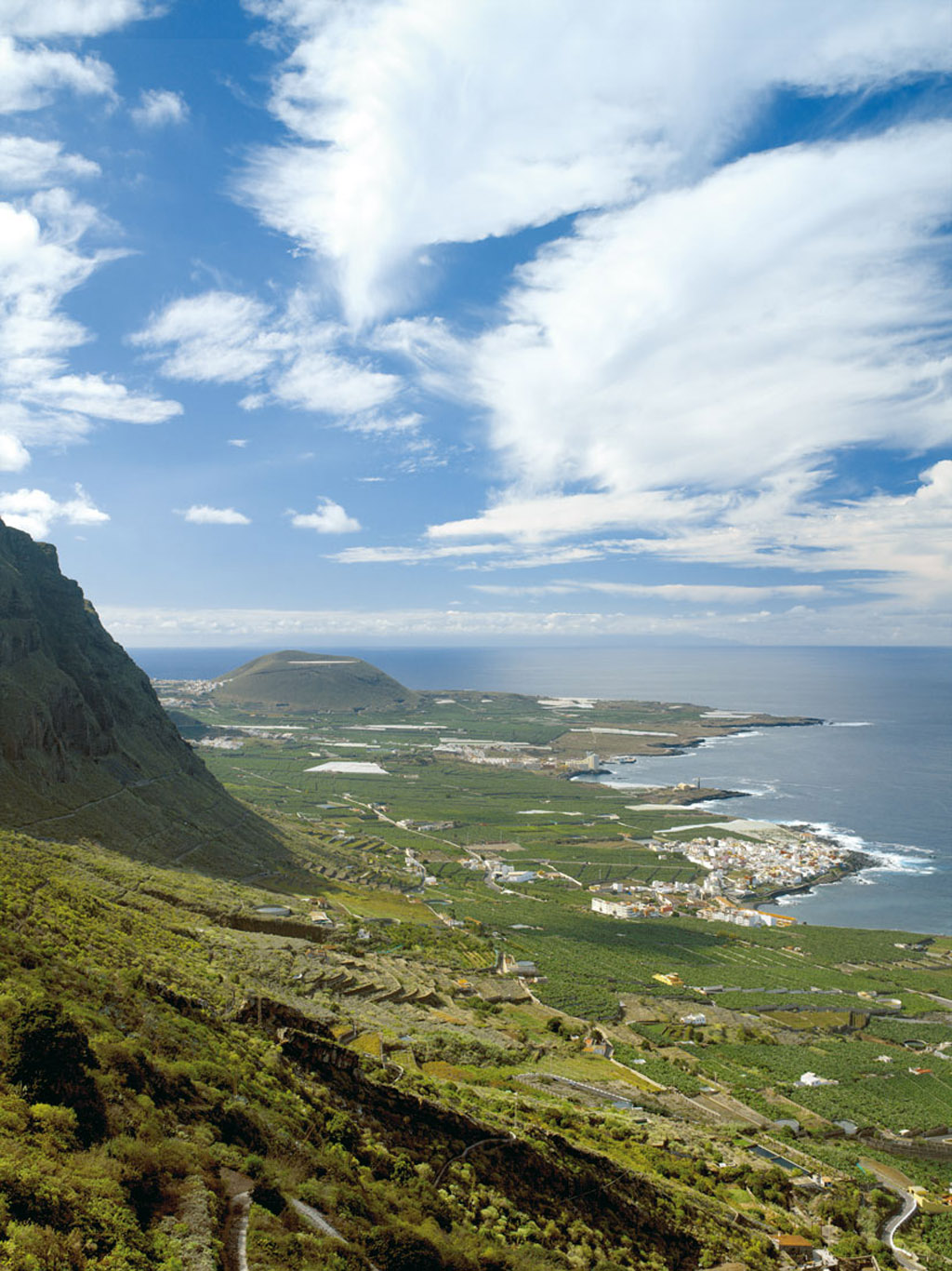 Panoramablick auf Garachico, Teneriffa, mit Bergen und dem Atlantischen Ozean im Hintergrund.
