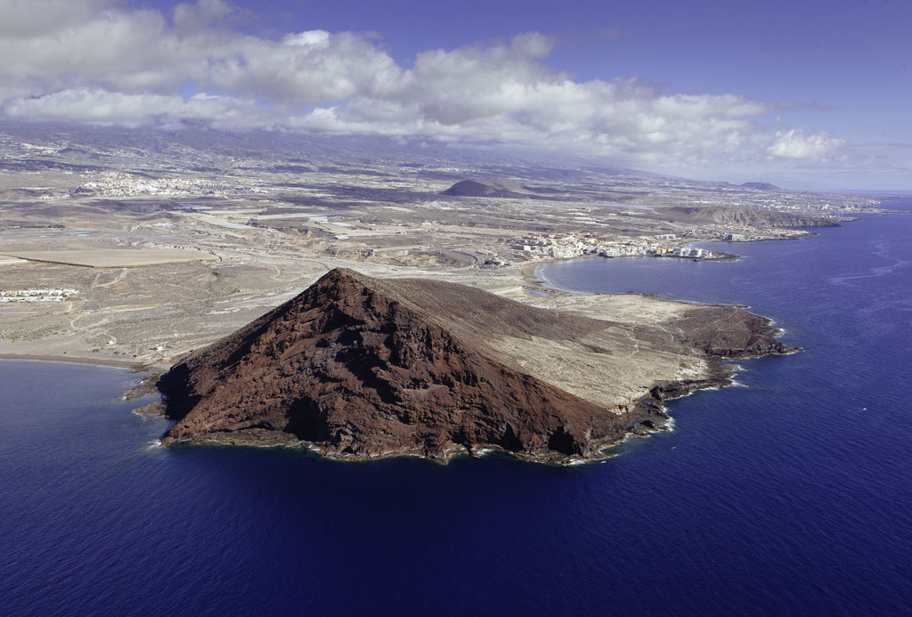 Der Rote Berg auf Teneriffa, aus der Luft gesehen neben dem Atlantik.