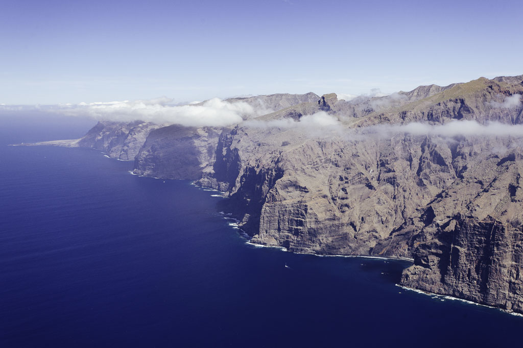 Los Gigantes-Klippen auf Teneriffa, neben dem Atlantischen Ozean.