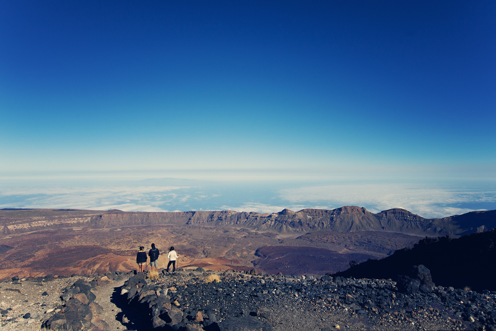 Panoramablick auf den Nationalpark Teide auf Teneriffa von einem erhöhten Weg.