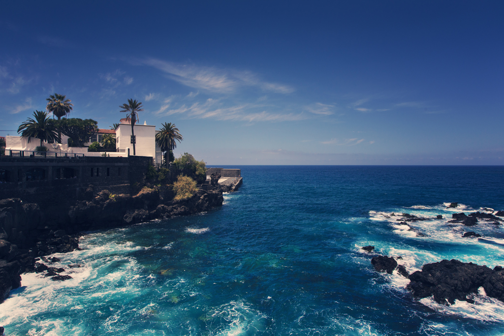 Felsige Küste und Gewässer des Atlantischen Meeres in Puerto de la Cruz, Teneriffa.