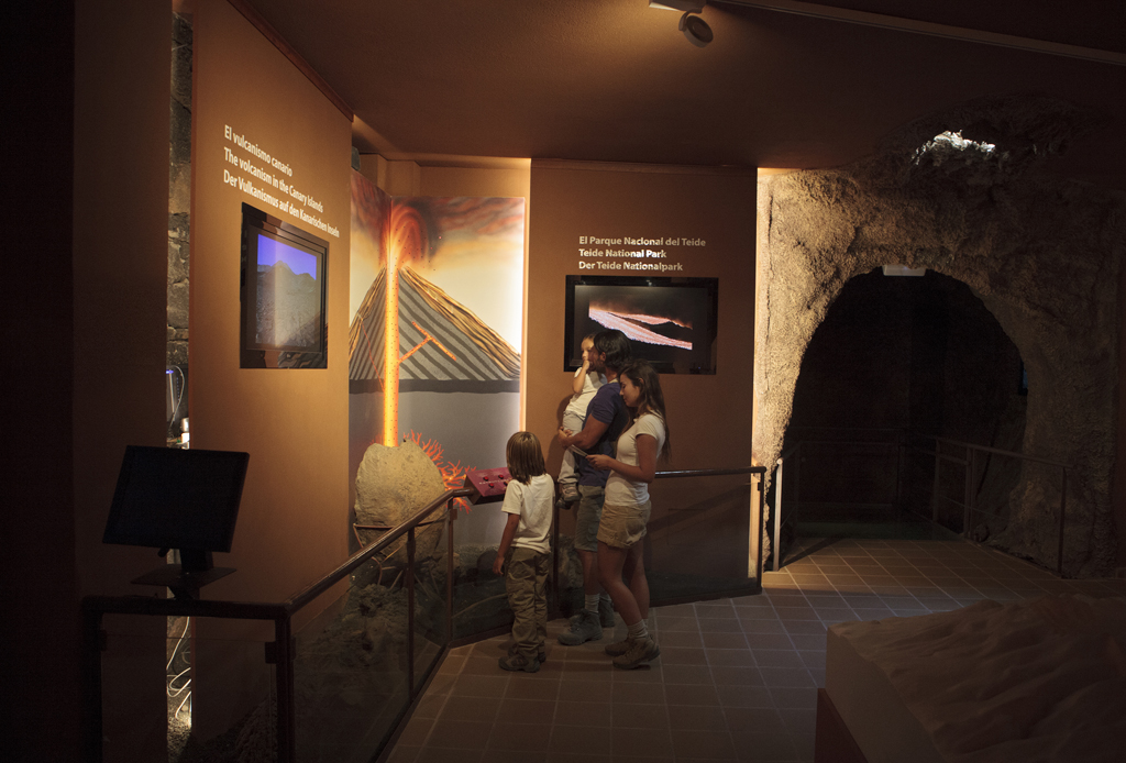 Familie beobachtet eine Ausstellung über Vulkanismus im Nationalpark Teide auf Teneriffa.
