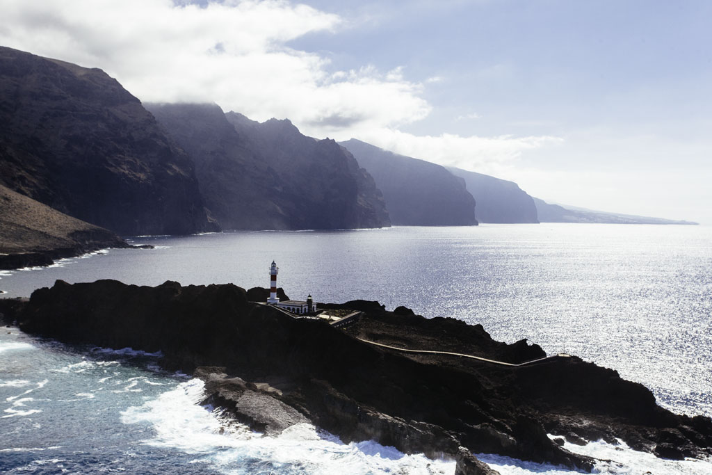 Der Leuchtturm Punta de Teno auf Teneriffa, neben Klippen und dem Atlantischen Ozean.