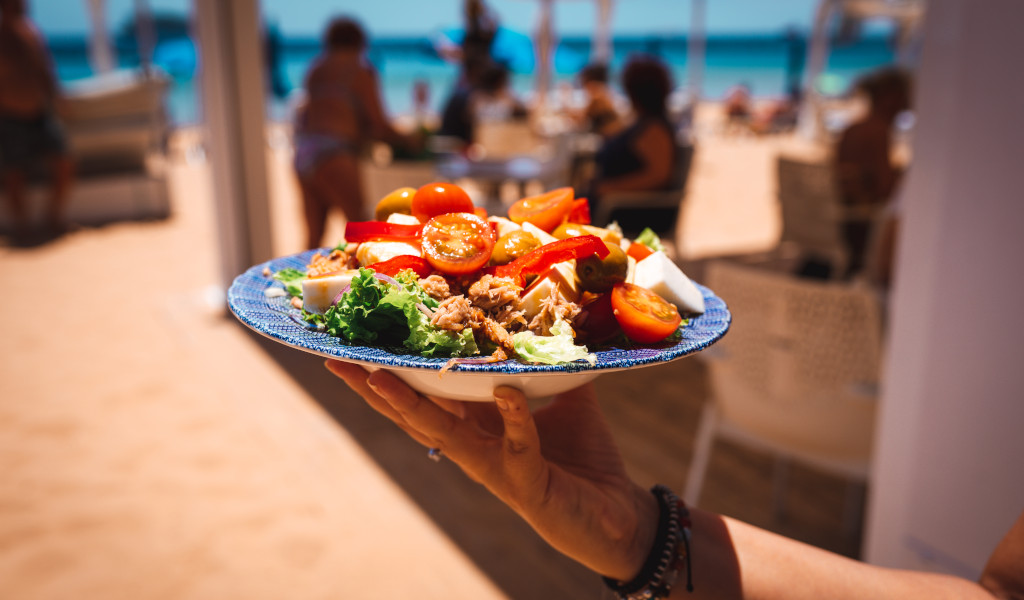 Gemischter Salat, serviert am Strand auf Teneriffa.