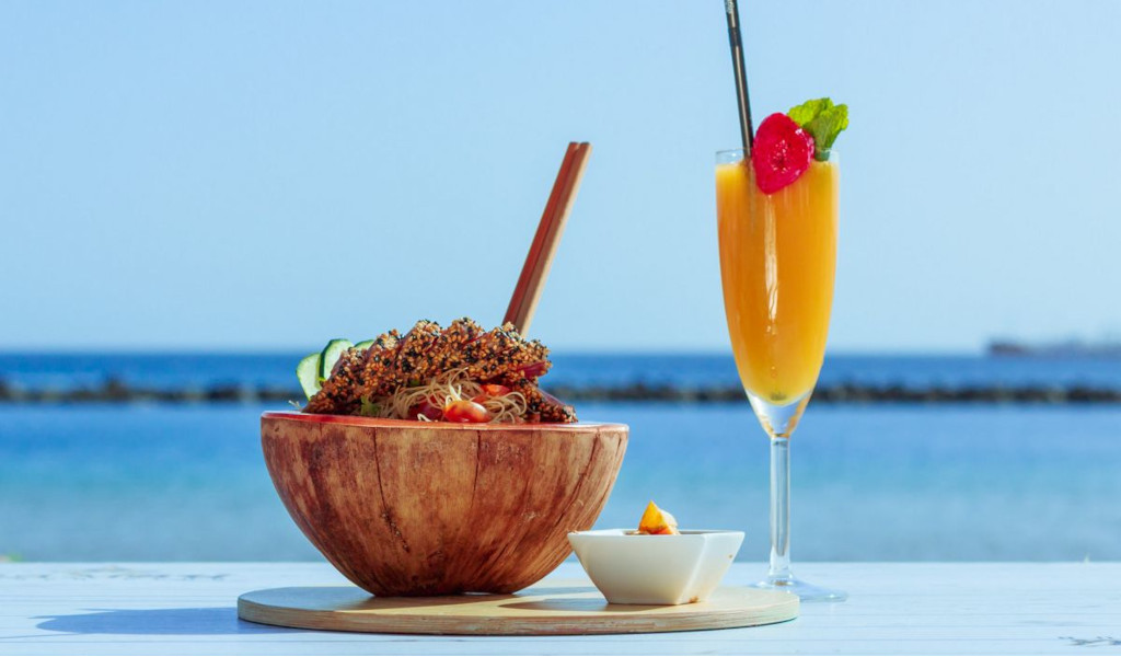 Salat- und Getränkeplatte am Strand auf Teneriffa.