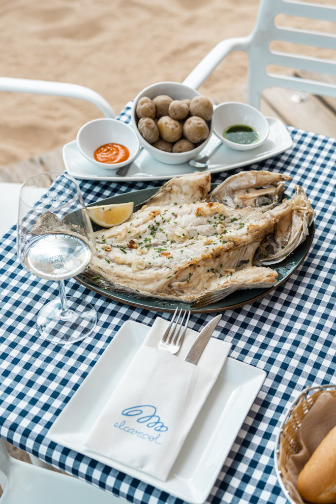 Gegrillter Fisch mit zerknitterten Kartoffeln und Mofongo auf Teneriffa.