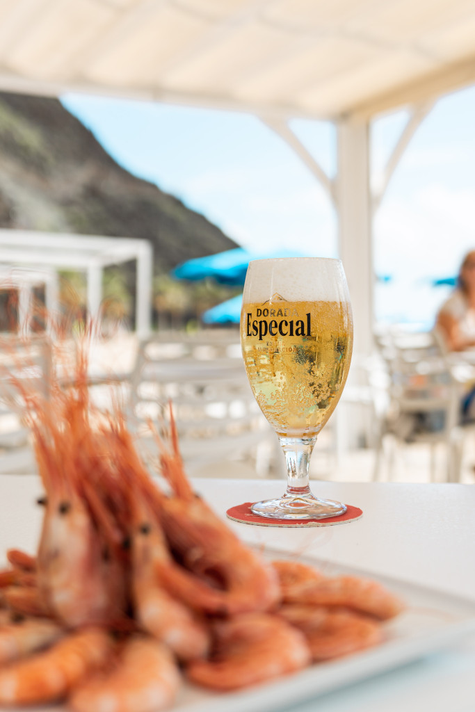Glas Special Golden Beer mit Garnelen auf der Terrasse auf Teneriffa.