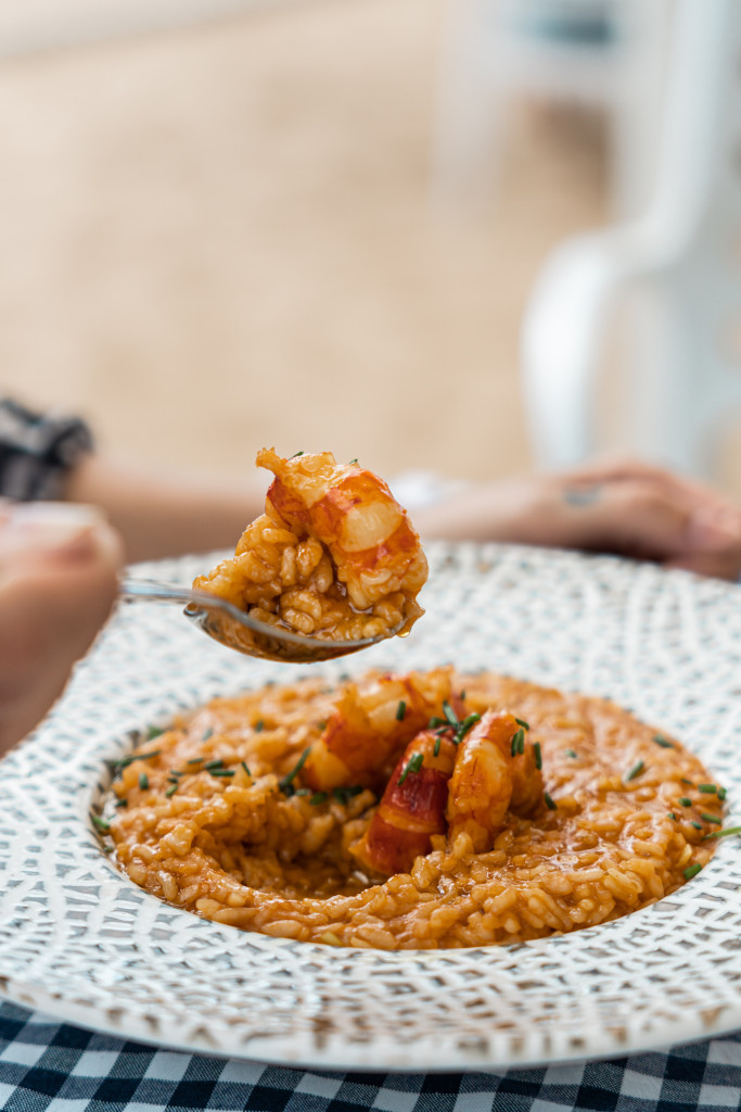 Meeresfrüchte-Risotto auf einem dekorierten Teller, serviert am Meer auf Teneriffa.