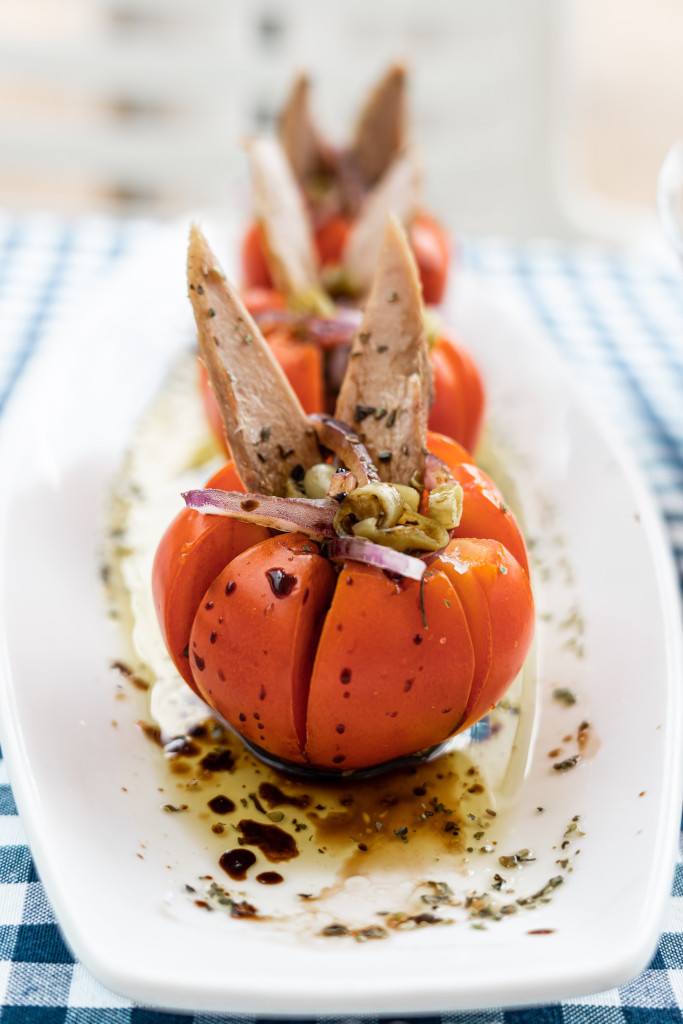 Tomaten, gefüllt mit Thunfisch und Zwiebeln, auf einem weißen Teller auf einem Tisch auf Teneriffa.