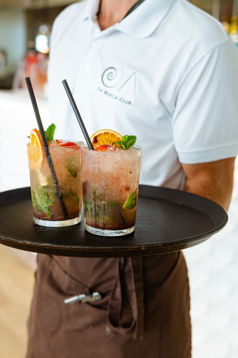 Zwei Cocktails mit Orangenscheiben auf einem Tablett im Tenerife-Café.