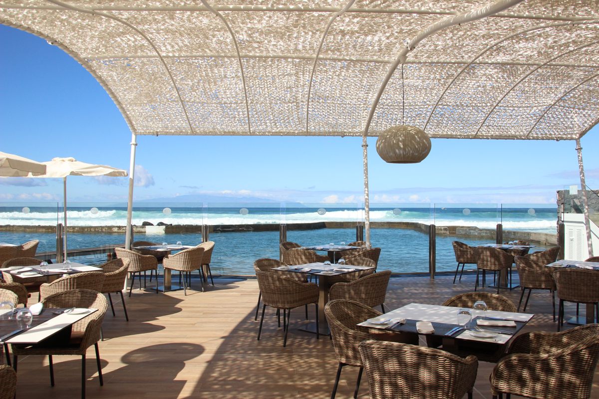 Restaurantterrasse mit Meerblick auf Teneriffa.