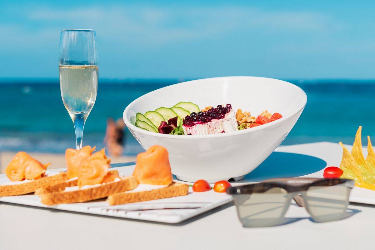Salat und Sandwiches am Meer auf Teneriffa.