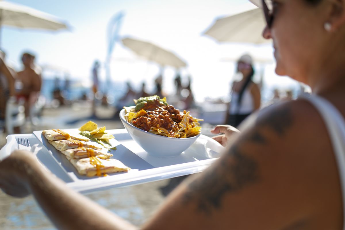 Gericht mit Nachos und Quesadillas, serviert am Strand auf Teneriffa.