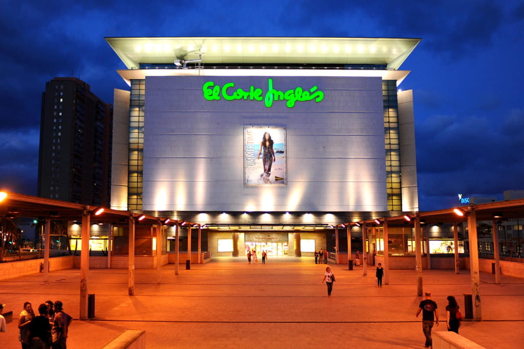 Die Fassade von El Corte Inglés auf Teneriffa wird bei Einbruch der Dämmerung beleuchtet.