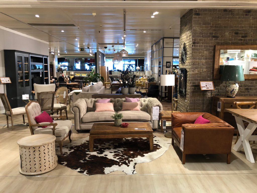 Wohnzimmermöbel in einem Showroom auf Teneriffa mit Sofa und Sesseln.