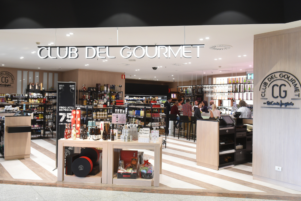 El Corte Inglés Gourmet Club auf Teneriffa mit Produkten und Kunden im Laden.