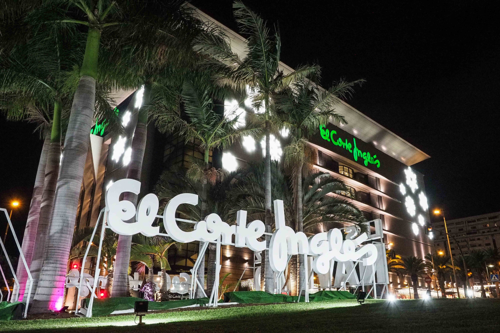 El Corte Inglés-Gebäude wird nachts auf Teneriffa beleuchtet.
